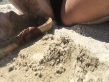 Orinando en mis sandalias en la playa - tratando de que no me atrapen