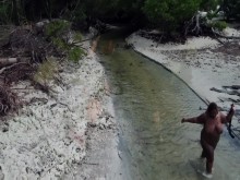 SALVAJE SEXUAL PASEA POR LA PLAYA