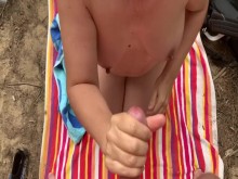 Mamada en la playa nudista pública y semen en las tetas