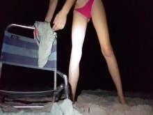 Nena cachonda sexy en la playa por la noche se burlan y juegan con el coño