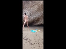 Tan cachonda y libre... Masturbación en la playa pública