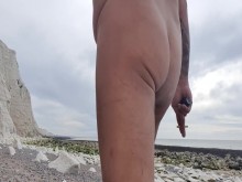 Paseo rápido desnudo y mear en la playa