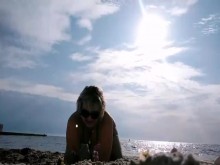 Sexy bbw en la playa jugando con arena, gordita caliente