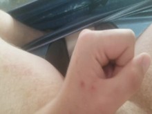 Pajeándose en un baño muy publico (casi pillado)