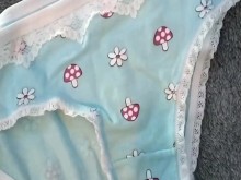 Me gustan las bragas de mi hijastra para hacerme correrse en ellas