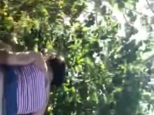 una chica desesperada por orinar en los arbustos (público)