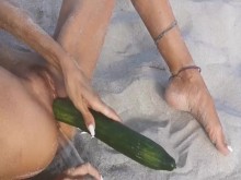 No tires tu basura en la playa, de lo contrario la meteré en mi apretado coño y culo.