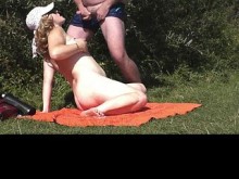 Mi esposa sexy rubia MILF tomando el sol en una playa salvaje Un hombre vio, su esposa le chupó la polla, un hombre corrida en la mejilla Mamada Desnuda en público Mamada Al aire libre