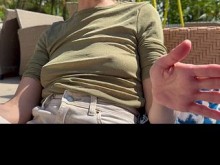 Todos miraban mis pezones sexys con una camisa transparente en un bar público de la playa.