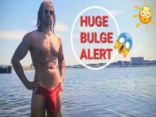 Alerta de enorme bulto de SFW: probando el velocímetro rojo WildmanT Monstercock en la playa | Trajes de baño para hombre colgados