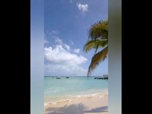 Dos adolescentes lesbianas se arriesgan a ser pilladas desnudas y tienen sexo en la playa
