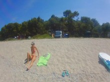 PEE bajo el agua y nado DESNUDO en una playa nudista