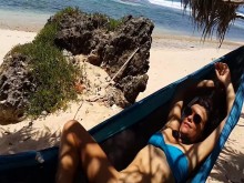 Show de coño en Surfers Beach # Butt Plug intermitente en hamaca