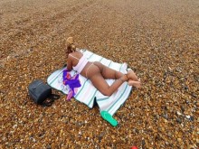 PLAYA PÚBLICA Voyeur - LABIOS DEL COÑO visibles a través de la TANGA MICRO BIKINI