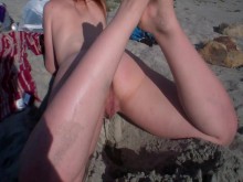 MILF atrevida hace pis en la playa nudista de San Diego