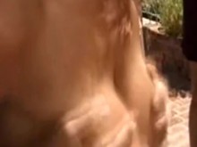 Esposa swinger se la follan en la playa haciendo lo mismo