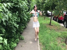 BEBÉ CORRE POR EL PARQUE, SE QUITA LAS BRAGAS Y MUESTRA EL CULO EN COMPLETO 4K