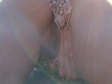 Orinar mientras estás acostado en la playa.