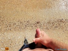Dios mío, un extraño se corre en mis bragas en la playa.