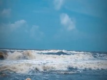 Tik Tok. Beach Voyeur mira a una adolescente rubia disfrutando en topless en las olas.