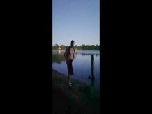 Caminando desnudo por la playa de la ciudad