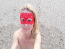 Angel Fowler caminando en topless en la playa