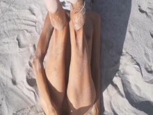 Coño apretado recibe una lluvia dorada caliente mientras es penetrado por un pepino en la playa