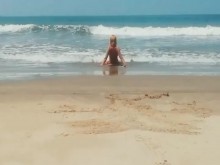 Chica cabreada con sus bragas rojas en la playa Angel Fowler