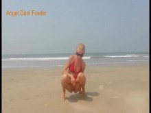 Puta de playa de cuerpo caliente orinando en una playa pública y luego va a nadar