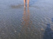 La nena nudista más caliente se lo pasa genial en la playa con orina y una gran corrida en el pie