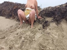 madrastra levanta su vestido para orinar en la playa