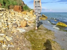 Alice se levanta la falda y muestra el coño y las tetas en la playa