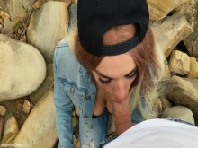 Rubia caliente da una mamada experta al aire libre - Veronika Charm
