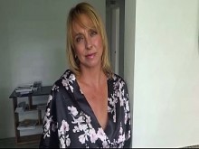 Follando a la mamá caliente de su mejor amigo mientras él no está en casa - Brianna Beach - Jodie Johnson