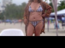 Mi hijastro me graba en la playa poniéndome un bikini, exhibiéndome y hasta masturbándome.