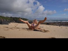 NINFA JUEGA CON CONSOLADOR EN LA PLAYA PÚBLICA