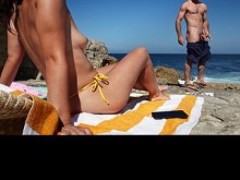 Sexo arriesgado en la playa pública: la espío, me desnudo y la follo hasta que me corro