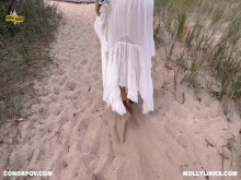¡Pareja caliente folla en una playa pública y casi la atrapan!