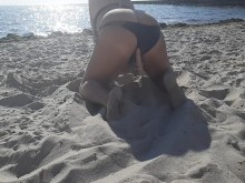 Frotando mi coño en la playa con un juguete. Mujeres calientes relajándose