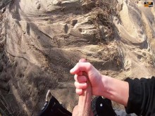 NOVIA DA UNA MAJA RÁPIDA Y ARRIESGADA EN UNA PLAYA PÚBLICA