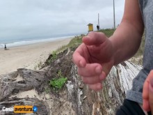Paja escondida en la playa, gente cerca! verdadero aficionado