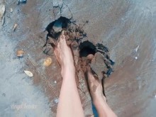 Tik Tok Chica en topless caminando por la playa pública en arena mojada