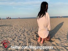 Megan divirtiéndose en la playa