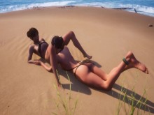 Linda pareja de lesbianas en la hermosa playa