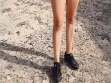 Pareja caliente teniendo sexo en una playa pública