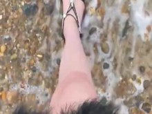 Dándome un chapuzón en el mar con mis sandalias puestas