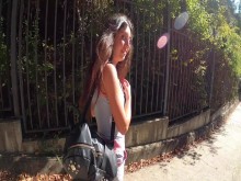 4 chicos engreídos se corren en todos los agujeros de las perras en la playa