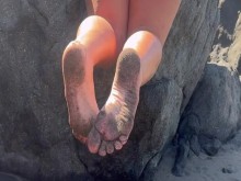 LittleFeet juega en la playa nudista????????