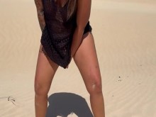 LittleFeet orina en la playa y juega con su coño????????