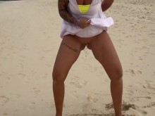 Orina en la playa, espero que nadie me descubra????